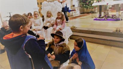 Bild: gz
Der Wirt (Jonas Grötsch) hat Mitleid mit Maria und Josef (Annabelle Höreth und Florian Bösl) und weist auf ein Strohlager im Stall hin.