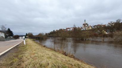 Bild: Hösamer
Auch wenn die Pegel wieder sinken, gleicht das Naabtal einer Seenlandschaft, wie hier an der Straße von Nabburg nach Perschen.