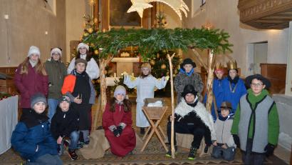 Bild: dob
Die Buben und Mädchen aus der Evangelischen Kirchengemeinde erinnern die Besucher daran, um was es an Weihnachten wirklich geht.