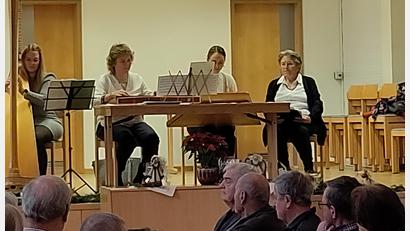 Bild: Groitl/exb
Beim Seniorenadvent in Fensterbach unterhält die Hausmusik Irlbacher die Gäste.