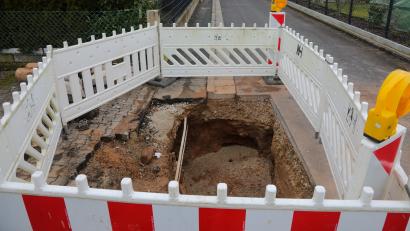 Bild: Wolfgang Steinbacher
Nach einem Wasserrohrbruch hatten Anwohner der Blumenstraße in Hahnbach am Ersten Weihnachtsfeiertag vorübergehend kein Leitungswasser. Der Schaden ist inzwischen behoben, nur die Baugrube muss noch verfüllt werden.