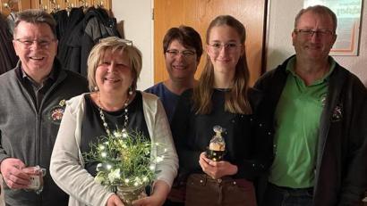 Bild: Annegret Greber/exb
Das beste Ergebnis erzielte Oliver Roth. Maria Hanauer, Beate Becher, Emma Zach und Manfred Becher (von links) folgen auf den weiteren Plätzen.