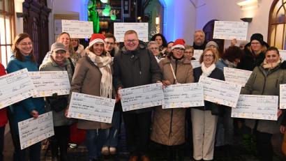 Bild: gf
Fast unmöglich war es, alle auf ein Bild zu bringen, die gestern von „Amberger helfen Kinder“ mit einem Spendenscheck bedacht wurden. In Bildmitte Oberbürgermeister Michael Cerny, links von ihm Anne Wagner, rechts Katharina Ostermann.