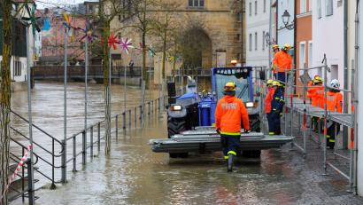 Bild: Wolfgang Steinbacher
Schöne Bescherung: Hochwasser in Amberg. Die Vils tritt über die Ufer und die Ehrenamtlichen des THW haben alle Hände voll zu tun.