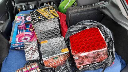Bild: Bundespolizei
Die Bundespolizei Waldmünchen entdeckte im Kofferraum eines Pkw insgesamt rund 17,5 Kilogramm illegale Feuerwerkskörper.
