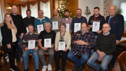 Bild: dob
Juniorchef Andreas Gruber und Ehefrau Marlies (links) zeichnen mit dem Vizepräsidenten der Handwerkskammer Niederbayern/Oberpfalz, Gerhard Ulm (hinten, rechts), verdiente Jubilare des Bauunternehmens Gruber und des Baugeschäfts Gruber-Blödt GmbH aus.