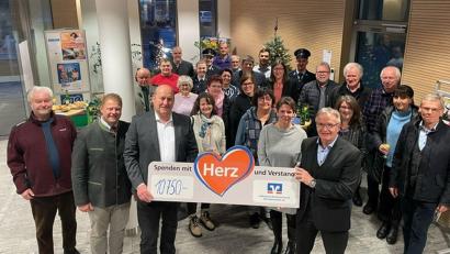 Bild: Volksbank Raiffeisenbank Nordoberpfalz/exb
Geschäftsstellenleiter Dieter Ernstberger (vorne, Dritter von links) und Regionalmarktleiter Harald Zottmeier (vorne, rechts) mit den Spendenempfängern aus Mitterteich und Umgebung.