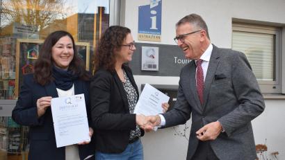 Bild: szl
Die Tourist-Information der Stadt Tirschenreuth wurde wiederholt mit dem Service-Q-Qualitätssiegel des Deutschen Tourismusverband ausgezeichnet. Bürgermeister Franz Stahl (rechts) gratulierte Tourist-Info-Leiterin Birgit Plößner und Qualitäts-Coach Katrin Demleitner (von links).