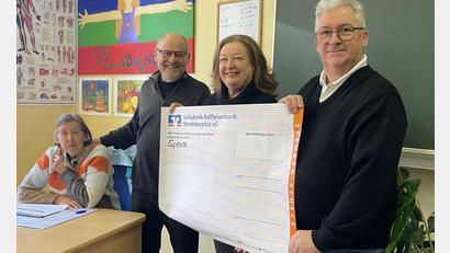 Bild: Mario Graf/exb
Ursula und Jost Hess empfangen den Spendenscheck über 1500 Euro von Leslaw Ostaszewski und Andrea Schubert (von links).