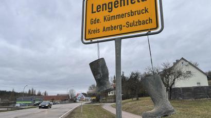Bild: Heike Unger
Landwirte aus dem Raum Amberg-Sulzbach schließen sich dem bundesweiten Protest gegen die Politik der Ampel-Regierung an: Sie hängen Gummistiefel über Ortsschilder, wie hier am zweiten Weihnachtsfeiertag in Lengenfeld. Dort ist das Stiefelpaar inzwischen aber wieder verschwunden.