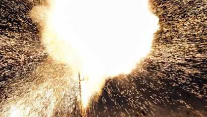Bild: Frank Hammerschmidt/dpa/Symbolbild
Ein Böller explodiert bei einer Vorführung durch einen Pyrotechniker.