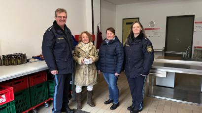 Bild: Polizei/exb
Übergabe Tafel von links: Martin Zehent als Dienststellenleiter der PI Vohenstrauß, Antonia Gruber der Tafel Vohenstrauß, Martina Rauch und Sandra Hutterer der PI Vohenstrauß.