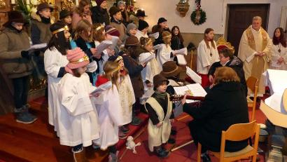 Bild: lgc
Der Kinder- und Jugendsingkreis Speinshart gestalteten beeindruckend die Kinderchristmette in der Schlammersdorfer Pfarrkirche