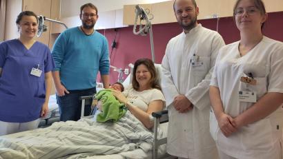 Bild: Celine Michalke/exb
Hebamme Miriam Rein (von links) gratuliert den strahlenden Eltern Daniel Lindner und Beate Gleißner mit Baby Tobias, ebenso Oberarzt Aleksander Lazeski und Nicole Schwarz.