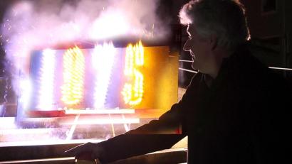 Archivbild: omu
Bürgermeister Robert Lindner drückte bei der Silvesterparty 2022 den Buzzer zum Start des Großfeuerwerks, das das Jubiläumsjahr eröffnete. Mit einem Festgottesdienst geht es zu Ende.