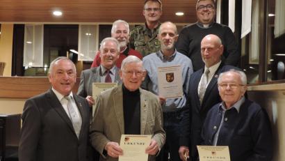 Bild: Meyfeld, RK Amberg/exb
Oberstleutnant Klaus-Peter Lackmann und Militärpfarrer Christoph Wilczak (oben von links) mit den Geehrten: Jörg Pischke, Bernd Hummel, Maik Hengmith und Vorsitzender Andreas Schulz (Mitte von links) sowie Werner Gebhard, Manfred Hörmannsdorfer und Alfred Daucher (vorne von links).