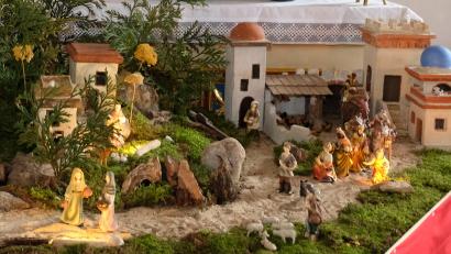 Bild: do
Es ist eine Art Glaubensverkündigung, sagt Stadtpfarrer Pater Johannes Bosco. In der Stadtpfarrkirche können die Besucher eine prachtvolle Weihnachtskrippe bewundern. Die meisten großen und kleinen Teile stammen aus der Sammlung des Stadtpfarrers.