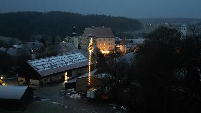 Bild: nza
Mit über 4500 Lichtern ziert der Christbaum der Thumsenreuther Jugend in den Abendstunden den Ort.