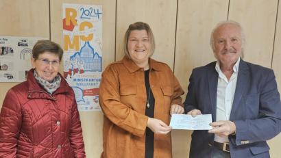 Bild: wec
500 Euro vom Verkauf gebastelter Sterne und von Glühwein übergeben Elisabeth Vogl und der Ortsheimatpfleger und Organisator der Krippenschau, Hans-Georg Hierl, an Pastoralreferentin Kathrin Blödt.