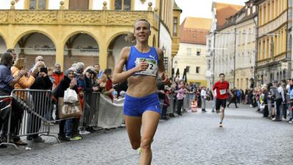 Archivbild: Hubert Ziegler
Domenika Mayer siegte im Hobbylauf über 5000 Meter und im Hauptlauf bei den Frauen über 7500 Meter. Beim Amberger Silvesterlauf 2023 wird die Marathon-Spezialistin aber nicht am Start sein.