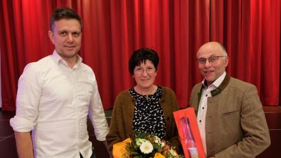 Bild: do
Verbunden mit nachträglichen Glückwünschen zu runden Geburtstagen des Bürgermeister-Ehepaares dankte zweiter Bürgermeister Roland Hörl (li) Elisabeth Nickl. "Hinter jedem erfolgreichen Mann steht eine kluge und verständnisvolle Frau"!
