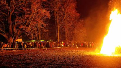 Archivbild: bsc
Bis zu 500 Besucher lockte das große Bergfeuer der Gemeinde Friedenfels und des Teams Tourismus in der Vergangenheit auf den Schusterberg. Wegen umgestürzter Bäume und aufgeweichten Bodens wurde die Veranstaltung nun abgesagt.