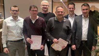 Bild: Thomas Müller/exb
Dritter Vorsitzender Jörg Kreussel (links und Erster Vorsitzender Marco Schwab (rechts) mit den Jubilaren (ab Zweiter von links) Rene Weber, Helmut Schmidt, Peter Grötsch und Volker Reichert.