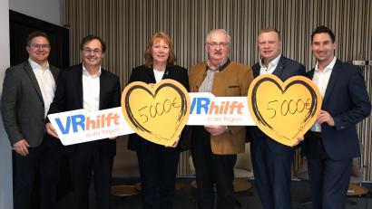Bild: Hirsch
Die Volks- und Raiffeisenbanken helfen mit Spenden über 10 000 Euro. Das Bild zeigt von links Christian Homeier, Wolfgang Völkl, Irmgard Scherübl, Herbert Putzer, Martin Sachsenhauser und Markus Eichenseer.