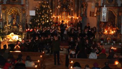 Bild: mrr
Sehr besinnliche Stimmung herrscht beim Adventskonzert der Blaskapelle St. Georg Rieden zusammen mit den Musikern von "Dreinklang".