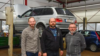 Bild: Petra Hartl
"Two for all" übernimmt die Kfz-Werkstatt "Luber und Stöckl" in Sulzbach-Rosenberg. Bei der Übergabe waren (von links) Bernd Moßburger, Matthias Schmidmeier und Norbert Stöckl dabei.