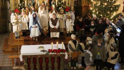 Bild: hzi
Maria und Josef mit dem Kind, umrahmt von den Engeln, rechts hinten Chor und vorne die Hirtengruppe