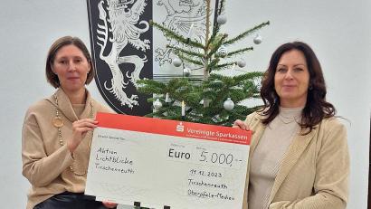 Bild: Landratsamt Tirschenreuth/exb
"Lichtblicke"-Schirmherrin Claudia Grillmeier (rechts) freut sich über den 5000-Euro-Spendenscheck von Viola Vogelsang-Reichl, Geschäftsführende Verlegerin von Oberpfalz-Medien.