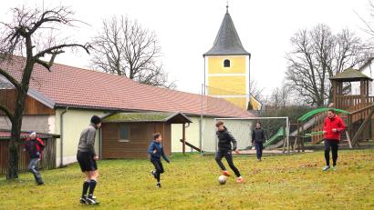 Bild: fvo
Seit 27 Jahren wird alljährlich im Lennesriether Schulgarten am Nachmittag des Heiligen Abend dem runden Leder nachgejagt.