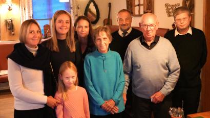 Bild: fvo
Herta Stahl (vorne, Mitte) feiert mit Familie und Gästen ihren 80. Geburtstag.