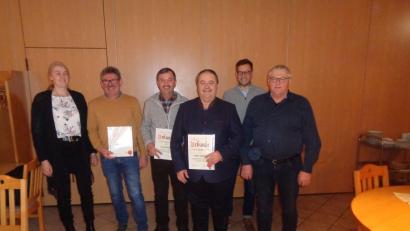 Bild: dpe
Drei langjährige Vorstandsmitglieder der Flurbereinigungsgenossenschaft Gebenbach werden geehrt (von links): Zweite Bürgermeisterin Susanne Lindner, Albert Schreglmann, Josef Dotzler, Peter Dotzler, Gregor Hetzel vom ALE Tirschenreuth und Vorsitzender Anselm Schöpf.