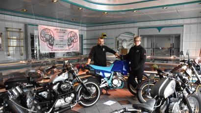 Bild: ubb
Im ehemaligen Verkaufsladen der Metzgerei Fischer stehen nun die Motorräder von Robert Fischer und seiner Frau Mona Löw. Der ehemalige Metzger restauriert schon seit Jahren vielerlei Motorradmarken oder baut diese individuell um. Dieses Hobby möchte er nach der Betriebsaufgabe nun im Nebenerwerb unter dem Namen „Scorpio-Edition“ ausbauen.