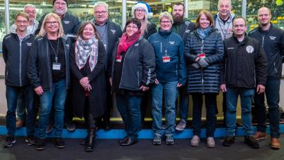 Bild: Christian Kaminsky/exb
Jeweils 400 Euro für zwei Spendenkampagnen aus der Region rund um Weiden. Der Freundeskreis besteht aus offiziellen Spielzeitnehmern, ehemaligen und aktuellen Vereinsoffiziellen der Blue Devils Weiden sowie deren Freunden und Familienmitgliedern.