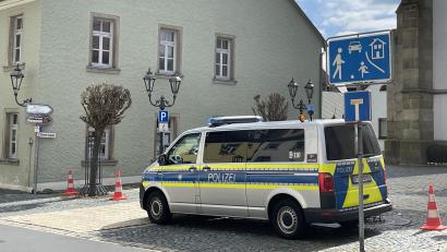 Archivbild: Matthias Bäumler
Nach der Tat im Kinderheim in Wunsiedel sperrte die Polizei die Zufahrtsstraße zu dem Wohnheim ab.
