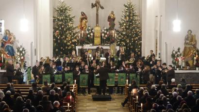 Bild: mab
Hier lässt es sich in stimmungsvoller Umgebung bestens musizieren, wie es Chor und Orchester eindrucksvoll vor zahlreichen Besuchern zum Ausdruck bringen.