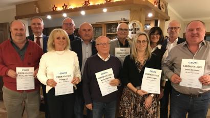 Bild: mma
Der CSU-Ortsverband Hahnbach ehrt langjährige Mitglieder. Ihnen gratulieren (zweite Reihe, von links) Kreisvorsitzender Harald Schwartz, Eduard Freisinger von der Lebenshilfe Amberg, CSU-Ortsvorsitzender Georg Götz, Zweite Bürgermeisterin Evi Höllerer und Bürgermeister Bernhard Lindner.