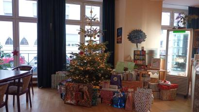 Bild: Daniela Thoma/exb
Der Christbaum im Café Grenzenlos mit allen Geschenken für die Senioren.