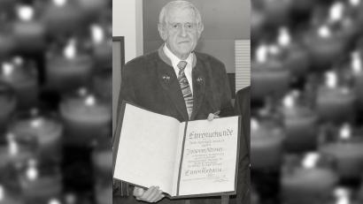 Bild: stg
Johannes Meister erhielt nach 30 Jahren als Stadtrat 2014 die Ehrenmedaille der Stadt Kemnath.