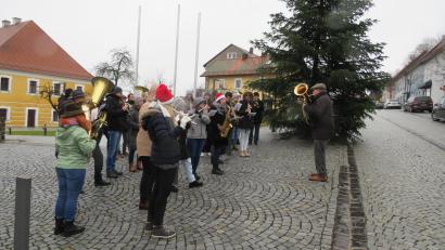 Bild: adj
Musikalisch kündigt die Jugendblaskapelle die Geburt Jesu an.