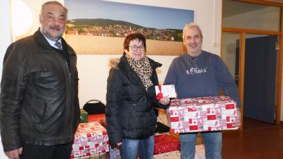 Bild: fvo
Frauenbundvorsitzende Sieglinde Zielbauer, Truckerfahrer Ludwig Wüst (rechts) aus Georgenberg und Bürgermeister Josef Beimler verladen die Waldthurner Weihnachtspakete.
