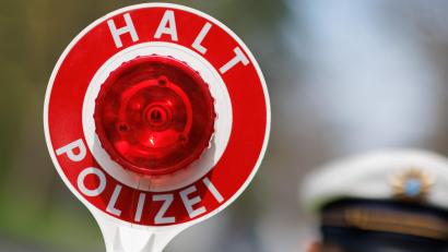 Symbolbild: Daniel Karmann /dpa
Der Fahrer eines Kleintransporters erhielt eine Anzeige wegen Hehlerei und Urkundenfälschung.