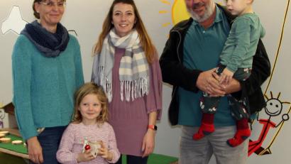Bild: lep
Kindergartenleiterin (links) Daniela Dimler bedankte sich im Namen aller Gruppen bei Hanna Kirsch (Mitte vom Elternbeirat) und Josef Schreglmann (rechts Förderverein) für die Spende zu Weihnachten.