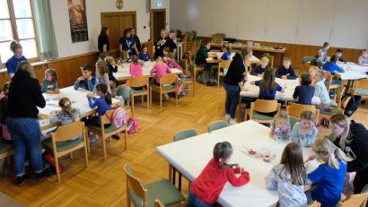 Bild: le
Kinder, Eltern und Pfarrer Max Früchtl waren dankbar für die Aktion der CAJ-Gruppe.