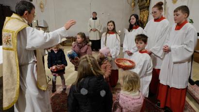 Bild: le
Pfarrer Max Früchtl segnet am Stephanustag die Kinder.