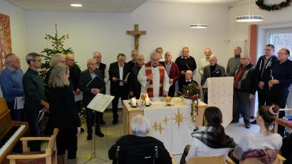 Bild: do
Mit internationalem Liedgut zur Weihnachtszeit gestaltet die Liedertafel den Weihnachtsgottesdienst im Seniorenheim Eschenbach.