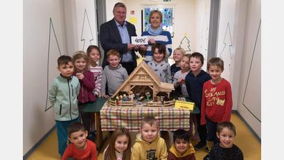 Bild: u
Mit der von Stadtrat Martin Merkl organisierten Krippenausstellung erzielt der CSU-Ortsverband heuer einen Erlös von 400 Euro. Den entsprechenden Scheck übergibt Merkl (hinten links) im Beisein der Kindergruppe, die eine Knetmassenkrippe (Mitte) ausgestellt hat, an Kindergarten-Leiterin Evelyn Högl (hinten rechts).